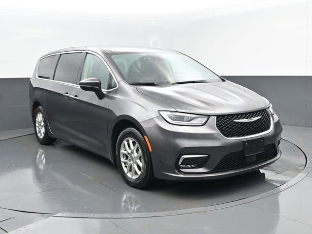 Used 2023 Chrysler Pacifica Touring-L image 3