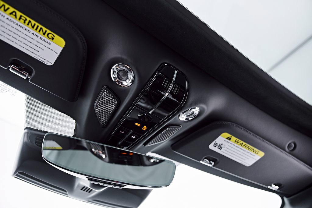 Used 2025 Aston Martin Vanquish RWD image 73