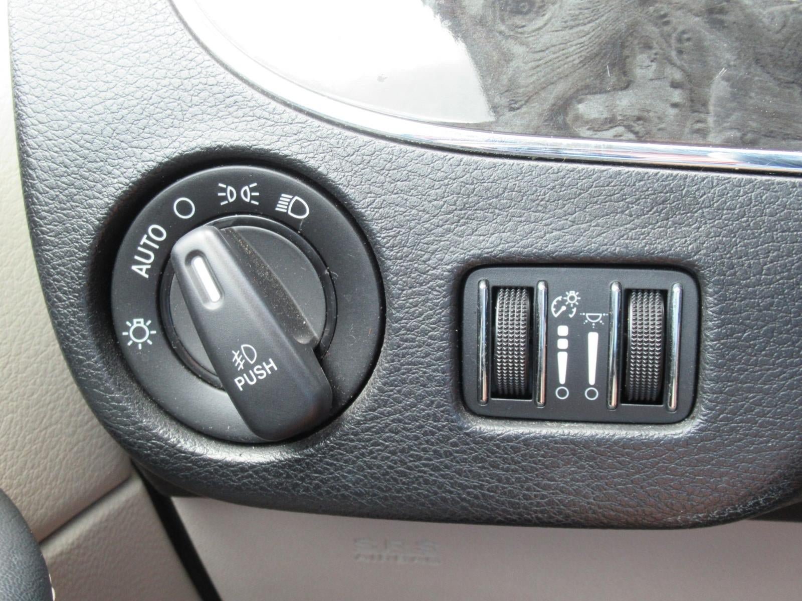 Used 2015 Chrysler Town & Country Touring FWD image 30