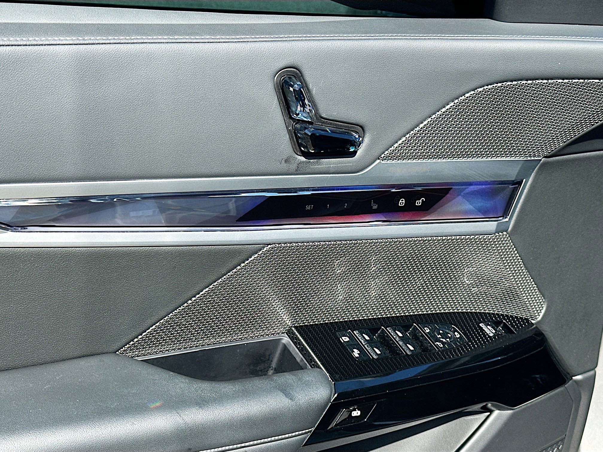 Used 2023 BMW 740i w/ Parking Assistance Package image 18