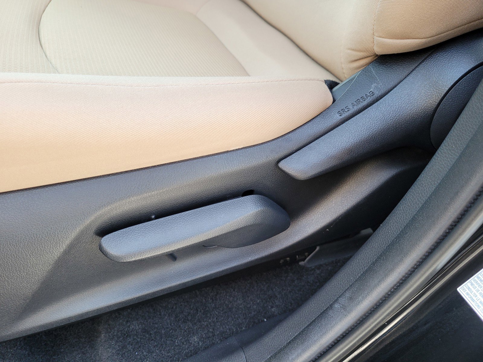 Used 2021 Toyota RAV4 LE image 11