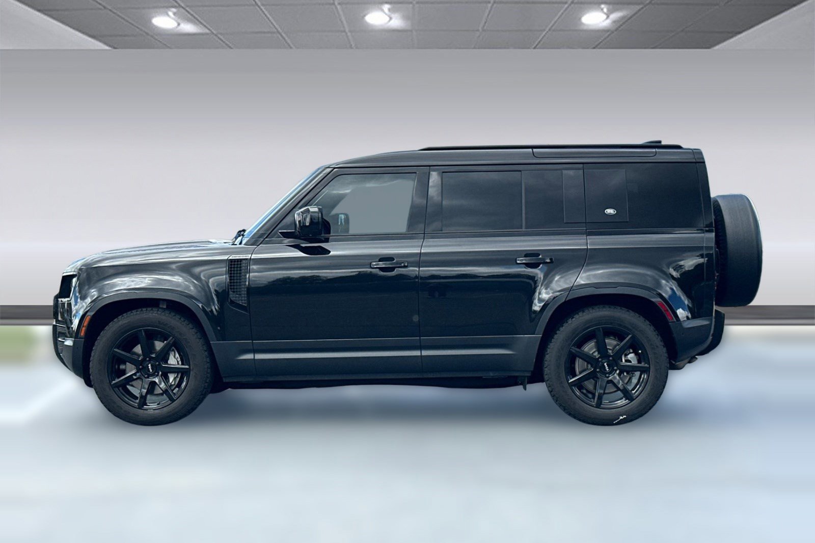 Used 2020 Land Rover Defender 110 SE image 2