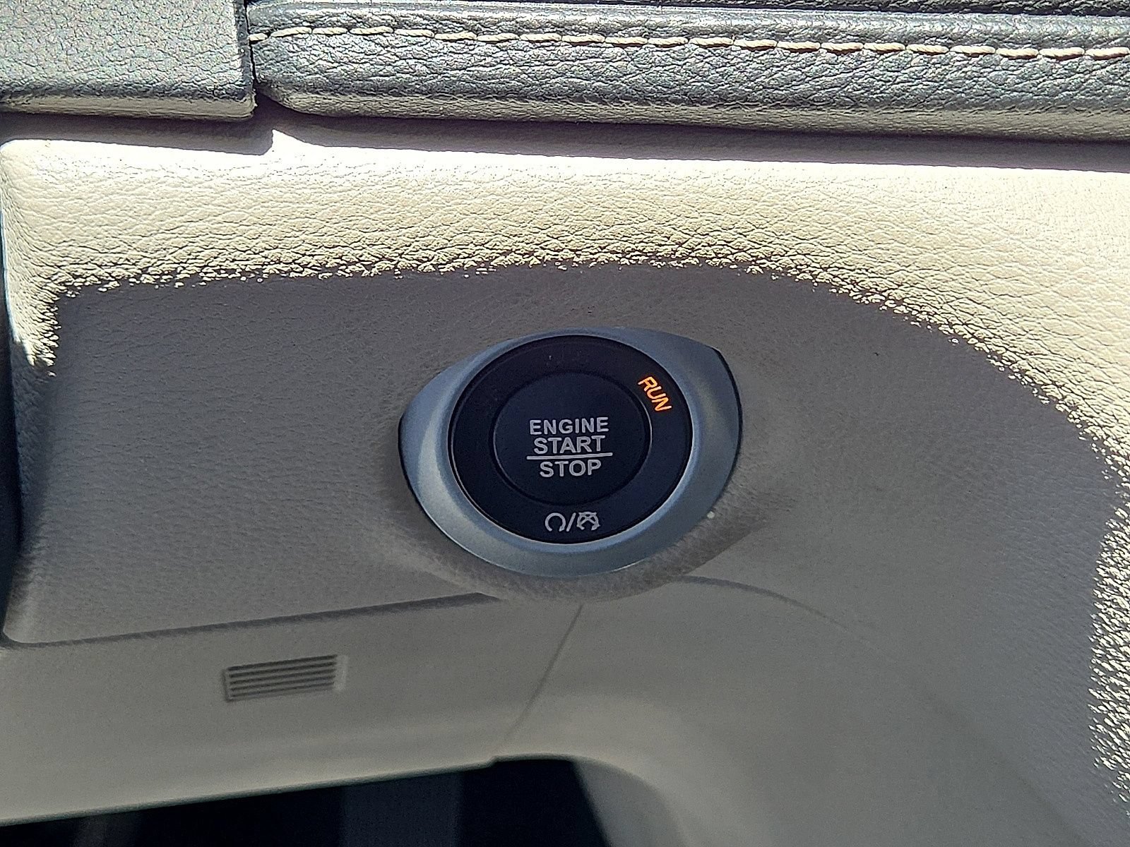 Used 2024 Chrysler Pacifica Limited FWD image 33