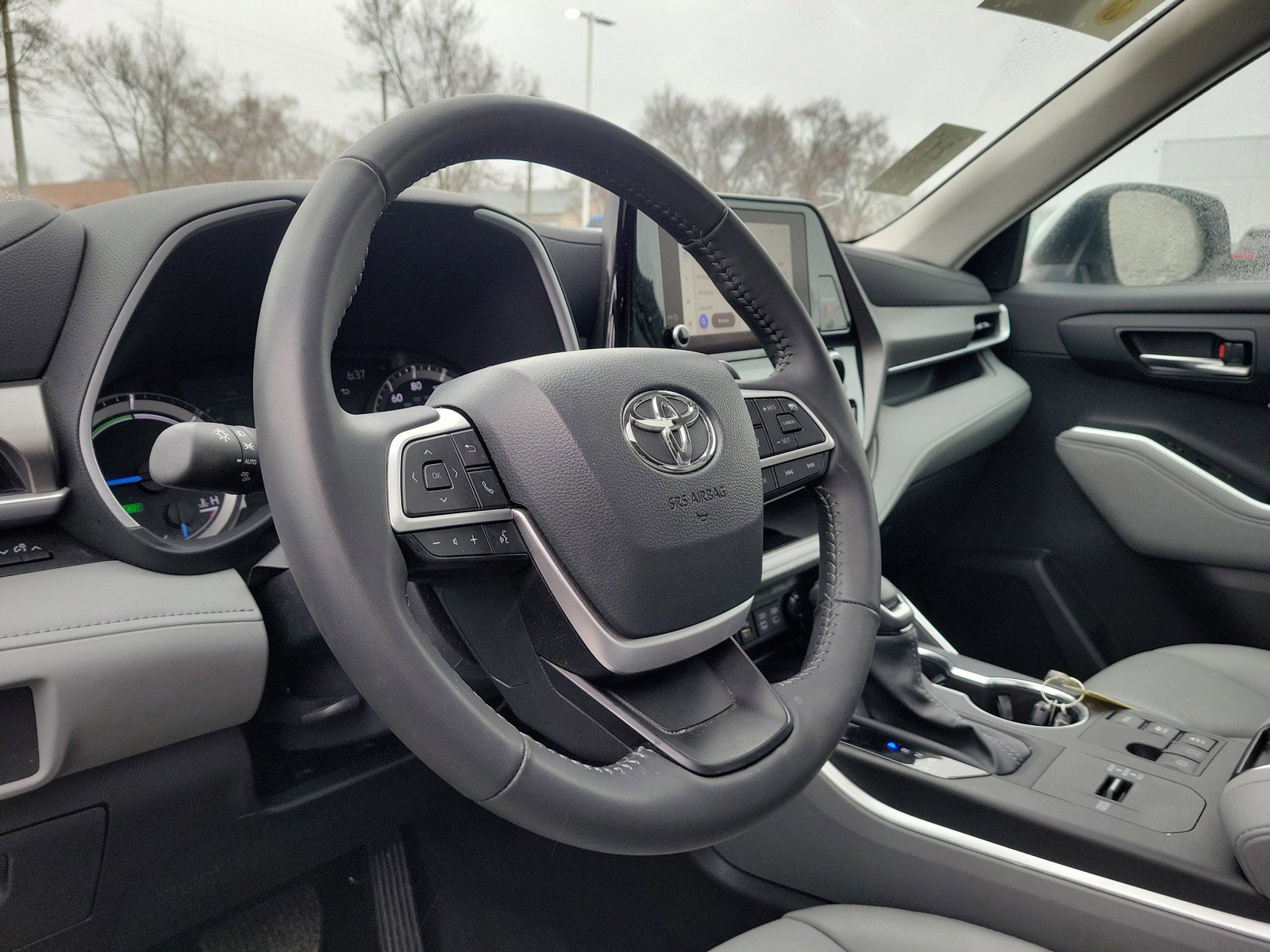Used 2024 Toyota Highlander XLE AWD/4WD image 16