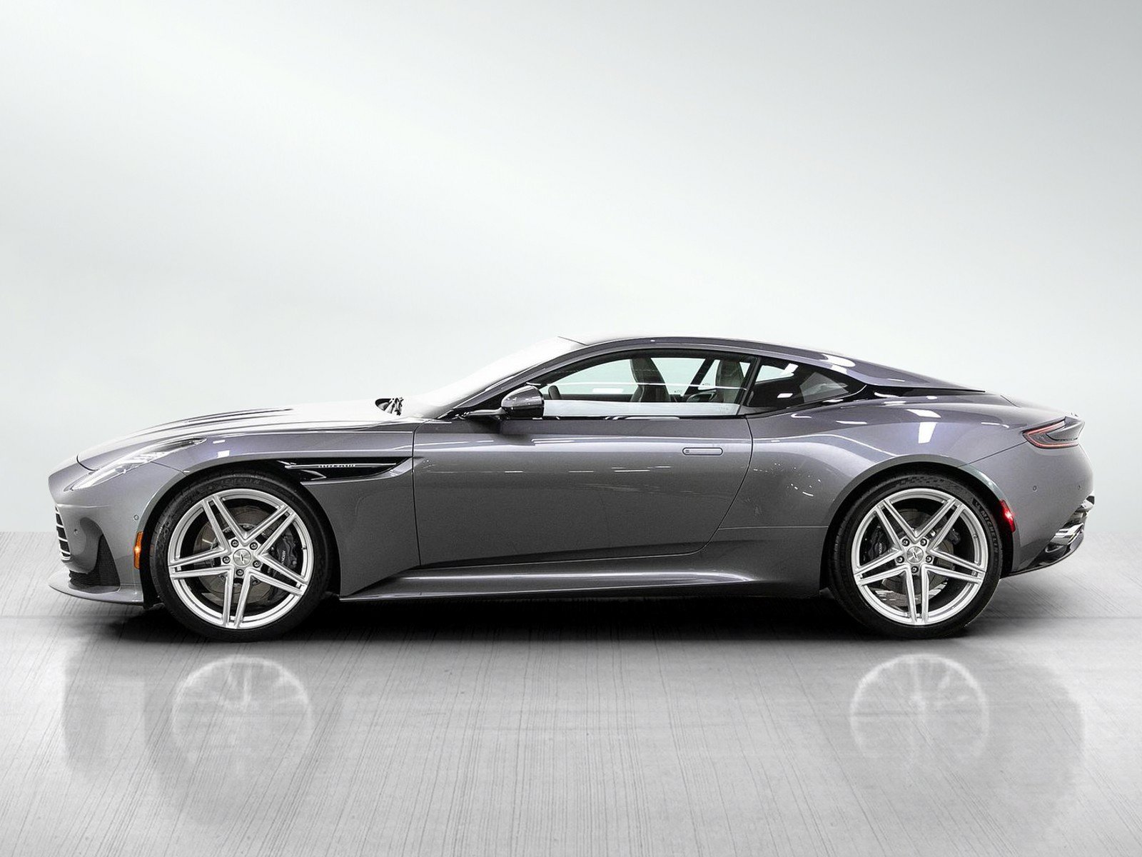 Used 2025 Aston Martin DB12 Coupe RWD image 2