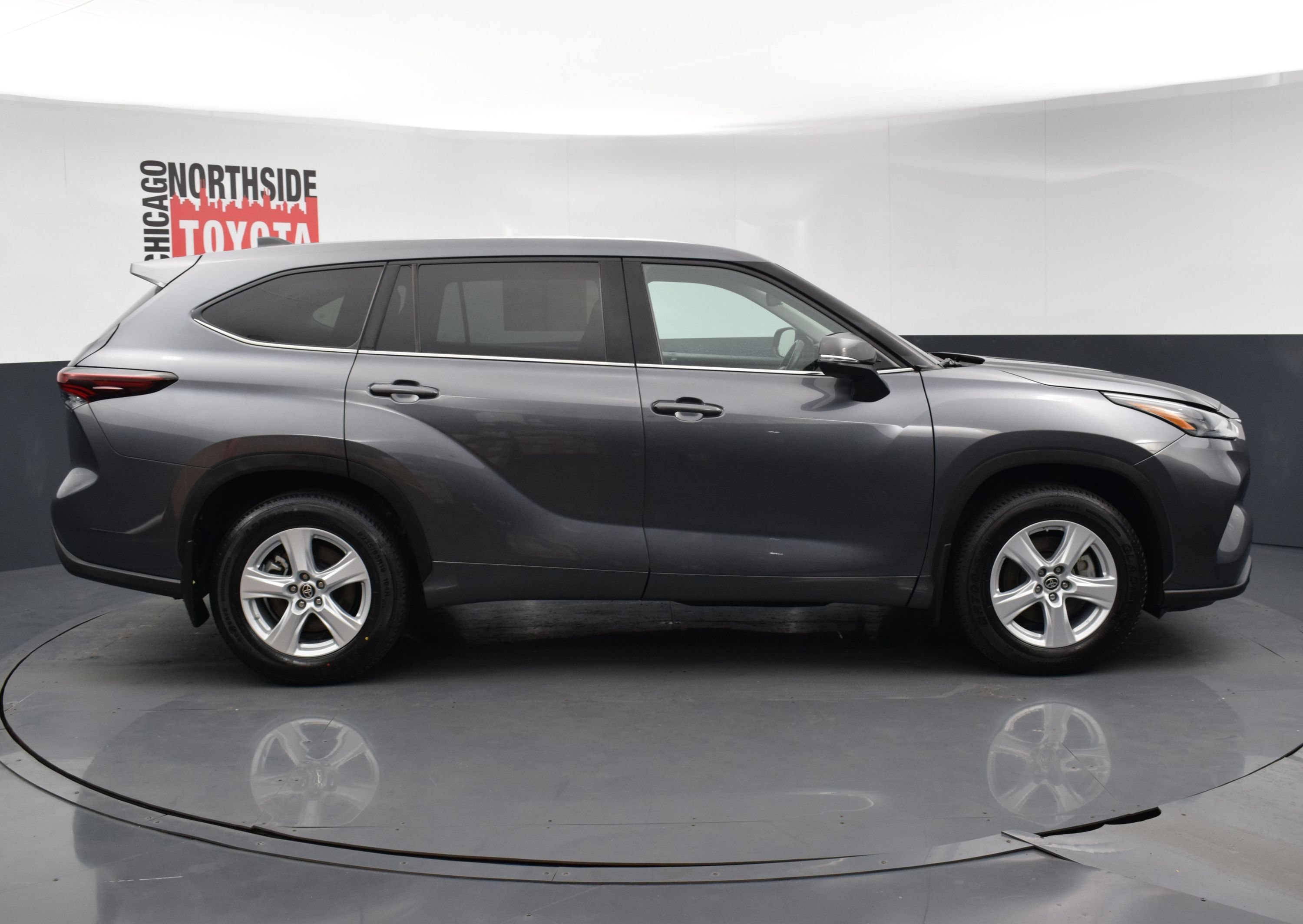 Used 2024 Toyota Highlander LE AWD/4WD image 5