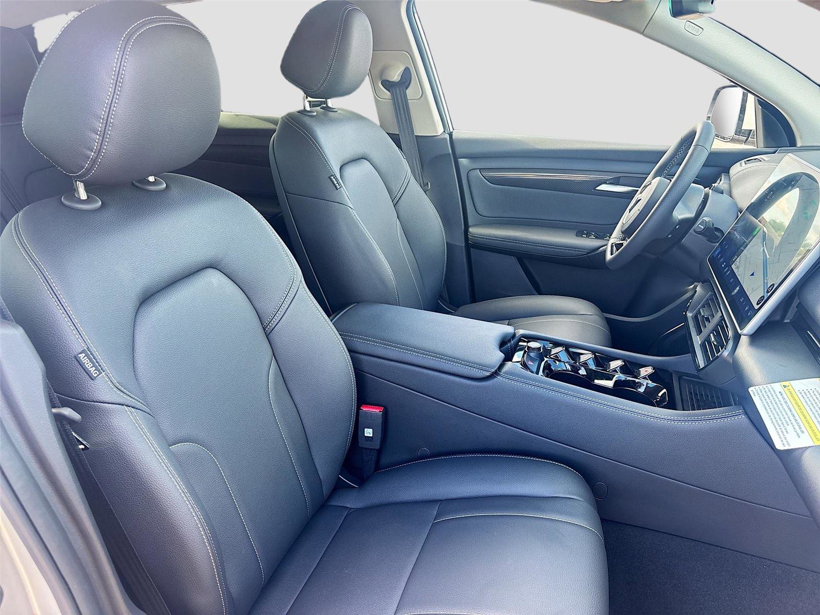 New 2025 VinFast VF 8 Eco AWD/4WD image 28