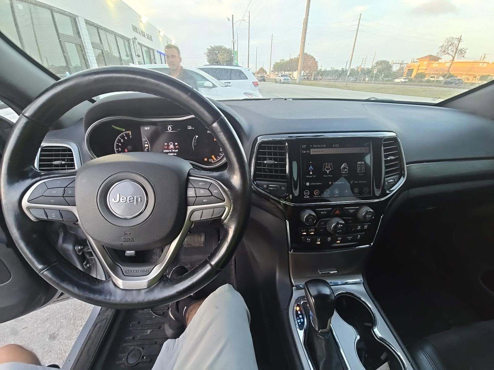Used 2021 Jeep Grand Cherokee Laredo X AWD/4WD image 4