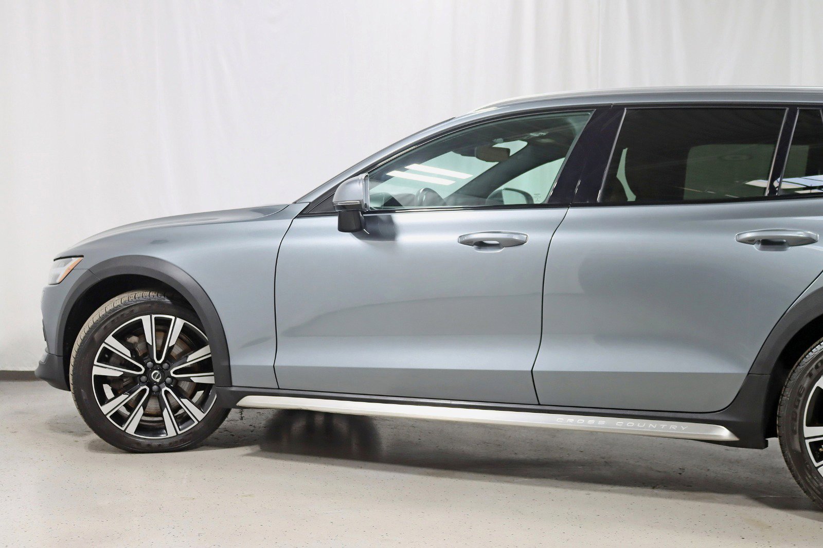 Used 2020 Volvo V60 T5 Cross Country image 11