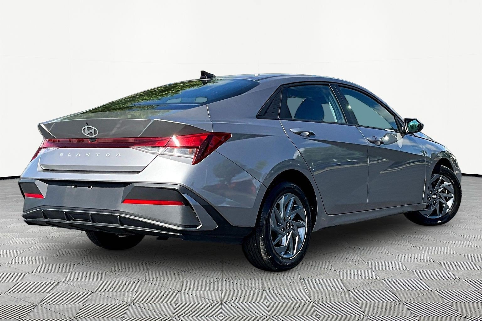 Used 2024 Hyundai Elantra SEL FWD image 6