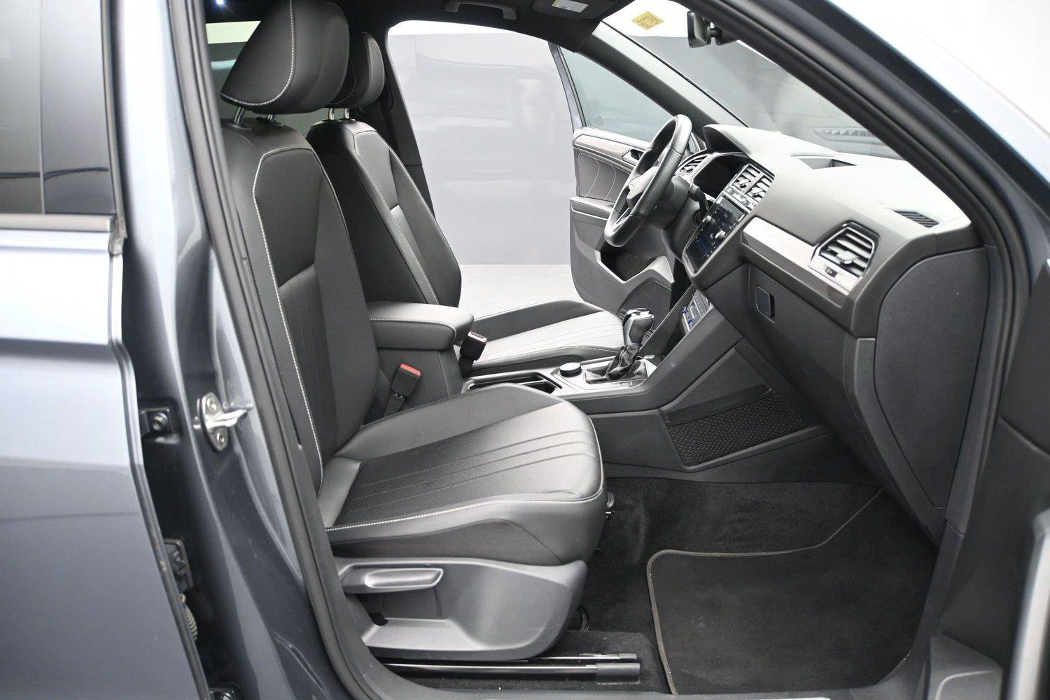 Certified 2023 Volkswagen Tiguan SE R-Line AWD/4WD image 17