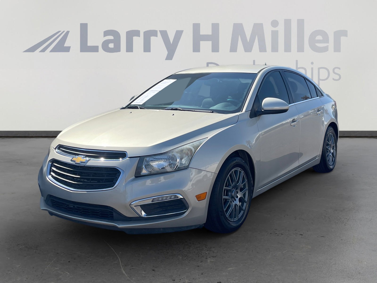 Used 2015 Chevrolet Cruze LT w/ Technology Package FWD image 1