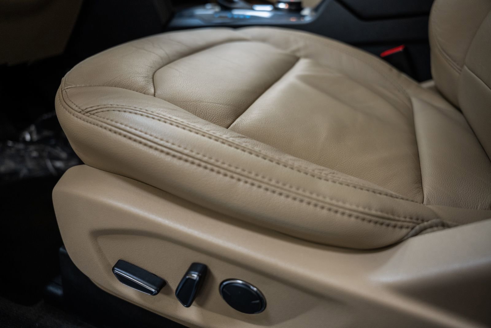 Certified 2017 Ford Explorer XLT w/ Equipment Group 202A image 40