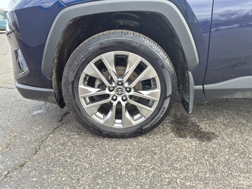 Used 2021 Toyota RAV4 XLE Premium image 28