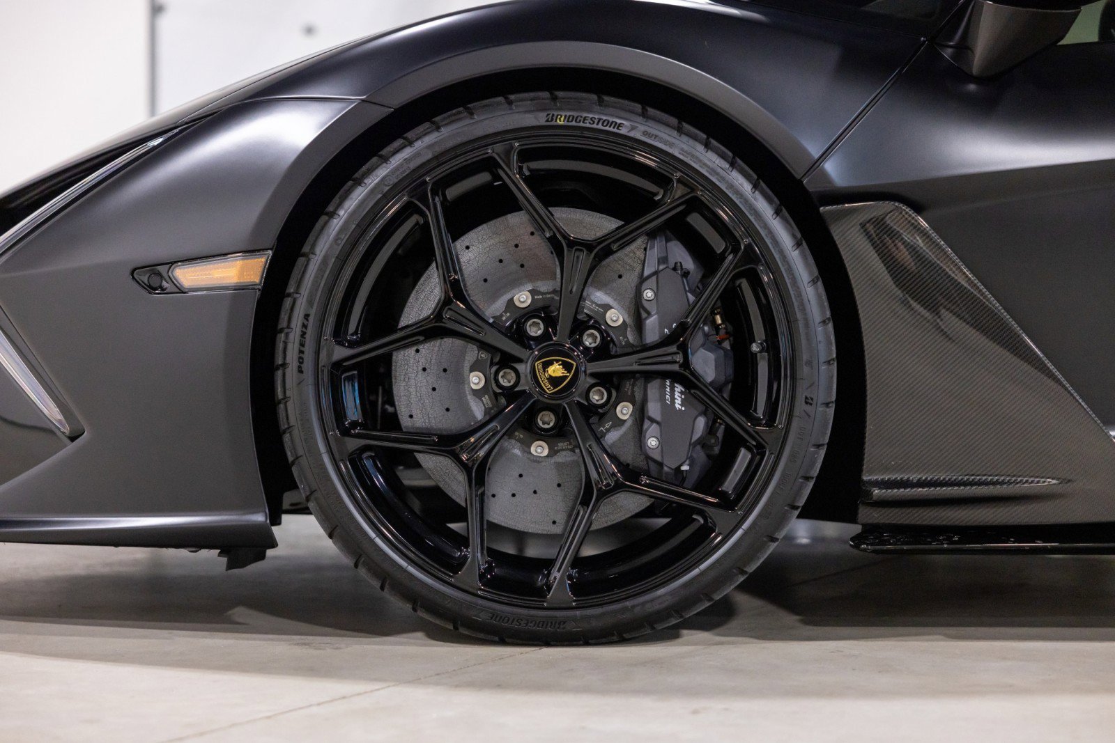 Used 2025 Lamborghini Revuelto image 22