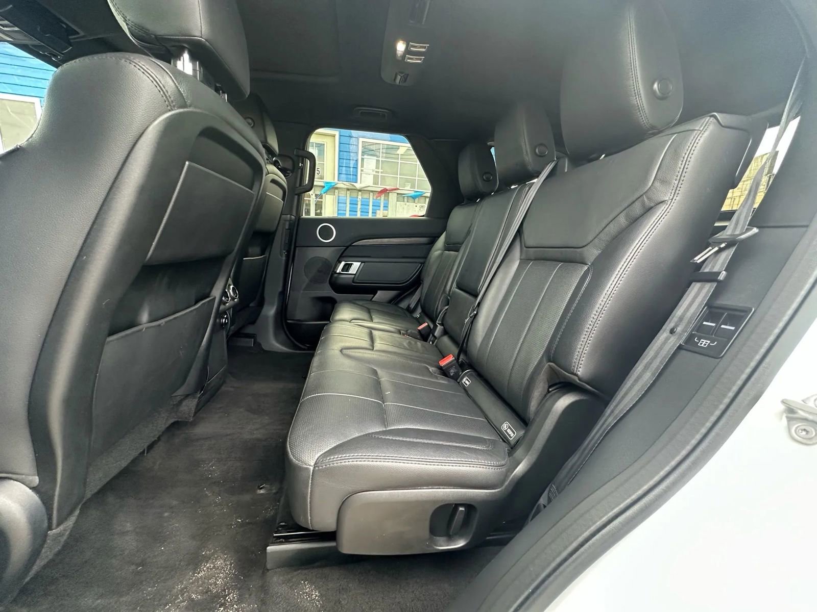 Used 2018 Land Rover Discovery HSE image 14
