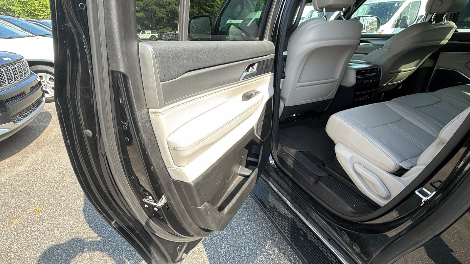 Used 2025 Jeep Wagoneer L 4WD image 23