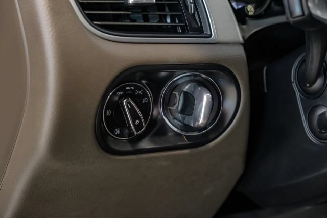 Used 2018 Porsche Macan Sport Edition AWD/4WD image 45