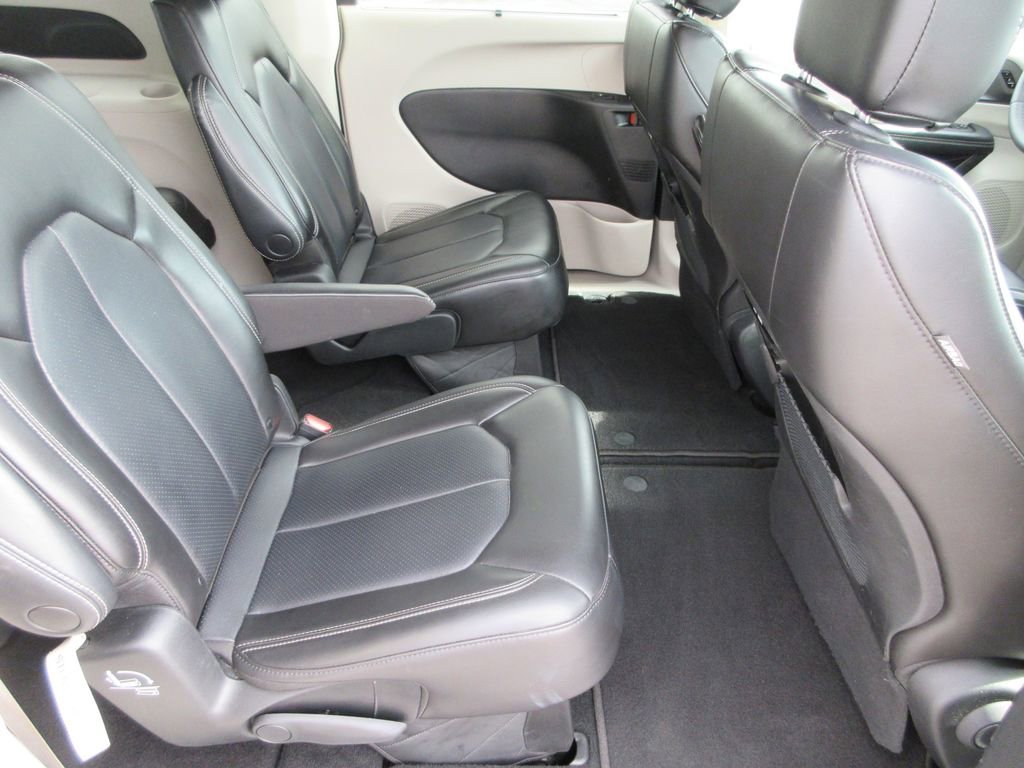 Used 2023 Chrysler Pacifica Touring-L image 16