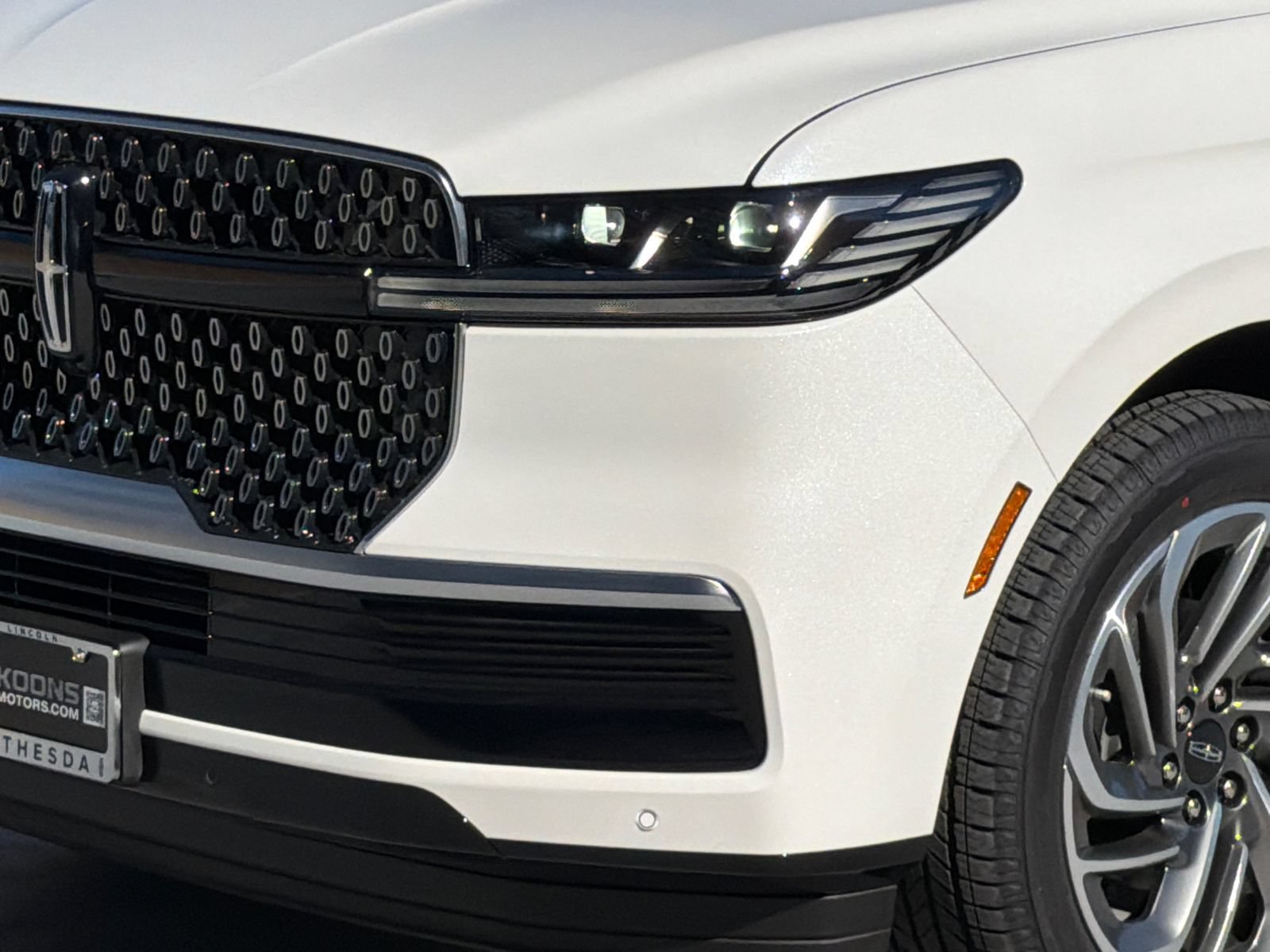 New 2026 Lincoln Navigator Reserve AWD/4WD image 2