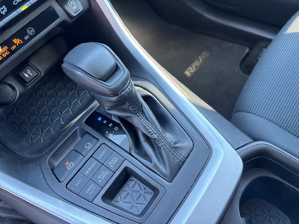 Used 2019 Toyota RAV4 LE w/ Carpet Mat Package AWD/4WD image 20
