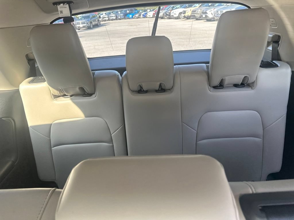 Used 2025 Nissan Pathfinder SL FWD image 13