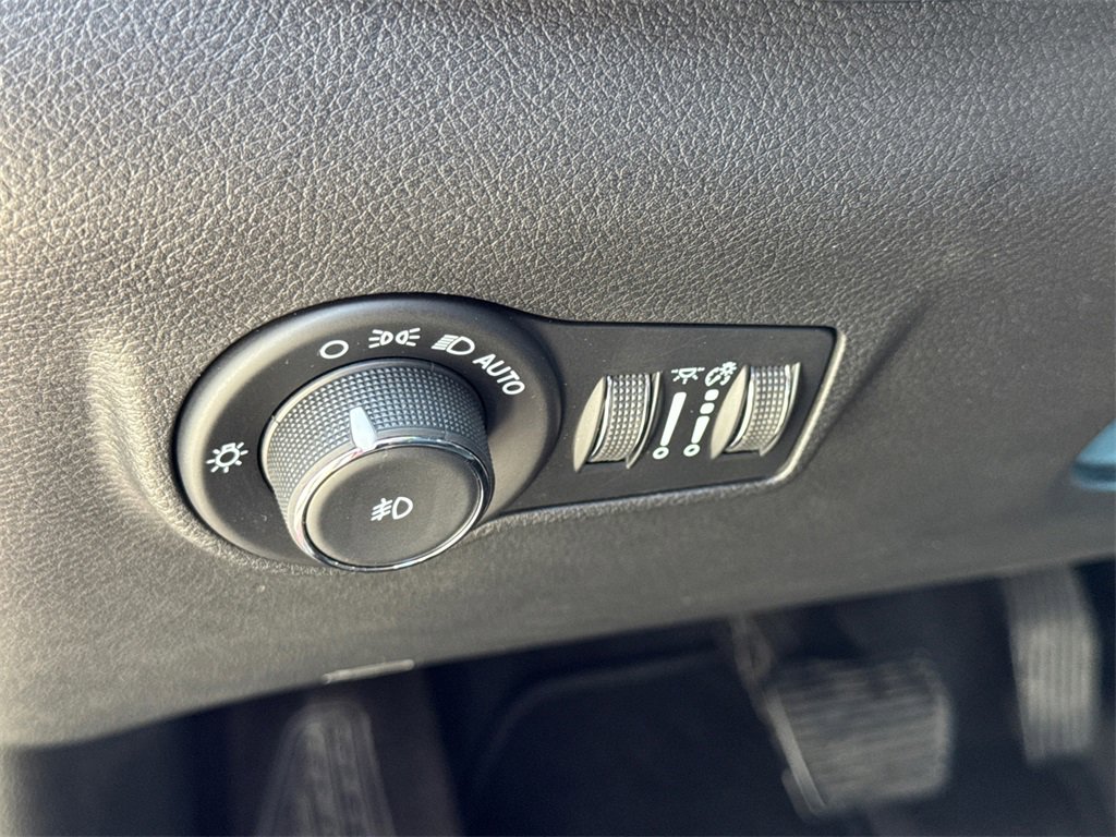 Used 2023 Jeep Compass Limited image 28