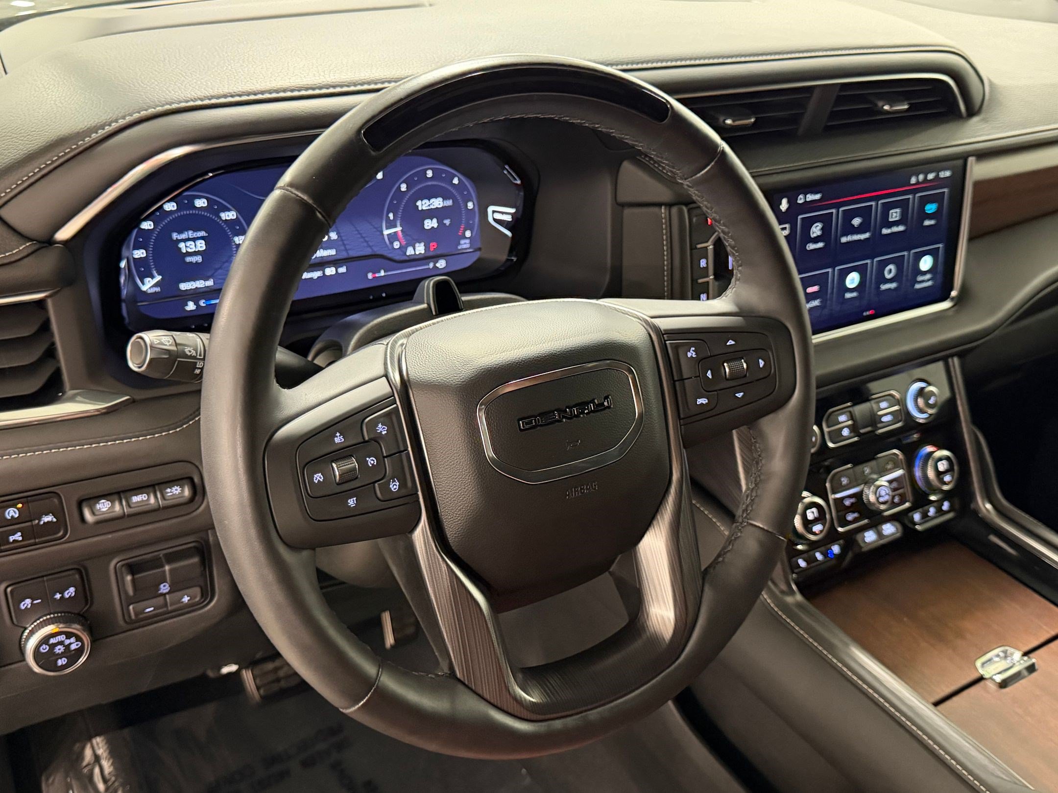 Used 2023 GMC Yukon Denali Ultimate AWD/4WD image 11