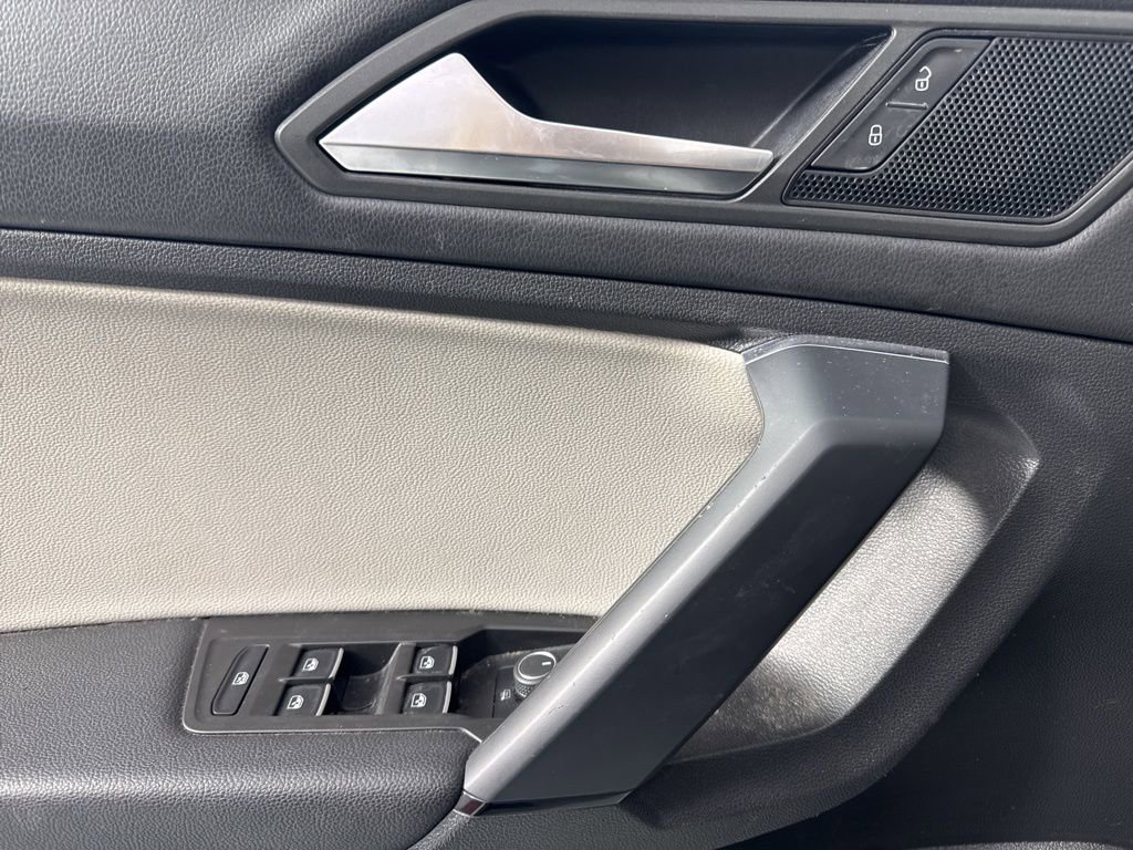 Used 2019 Volkswagen Tiguan SE w/ Panoramic Sunroof Package image 12