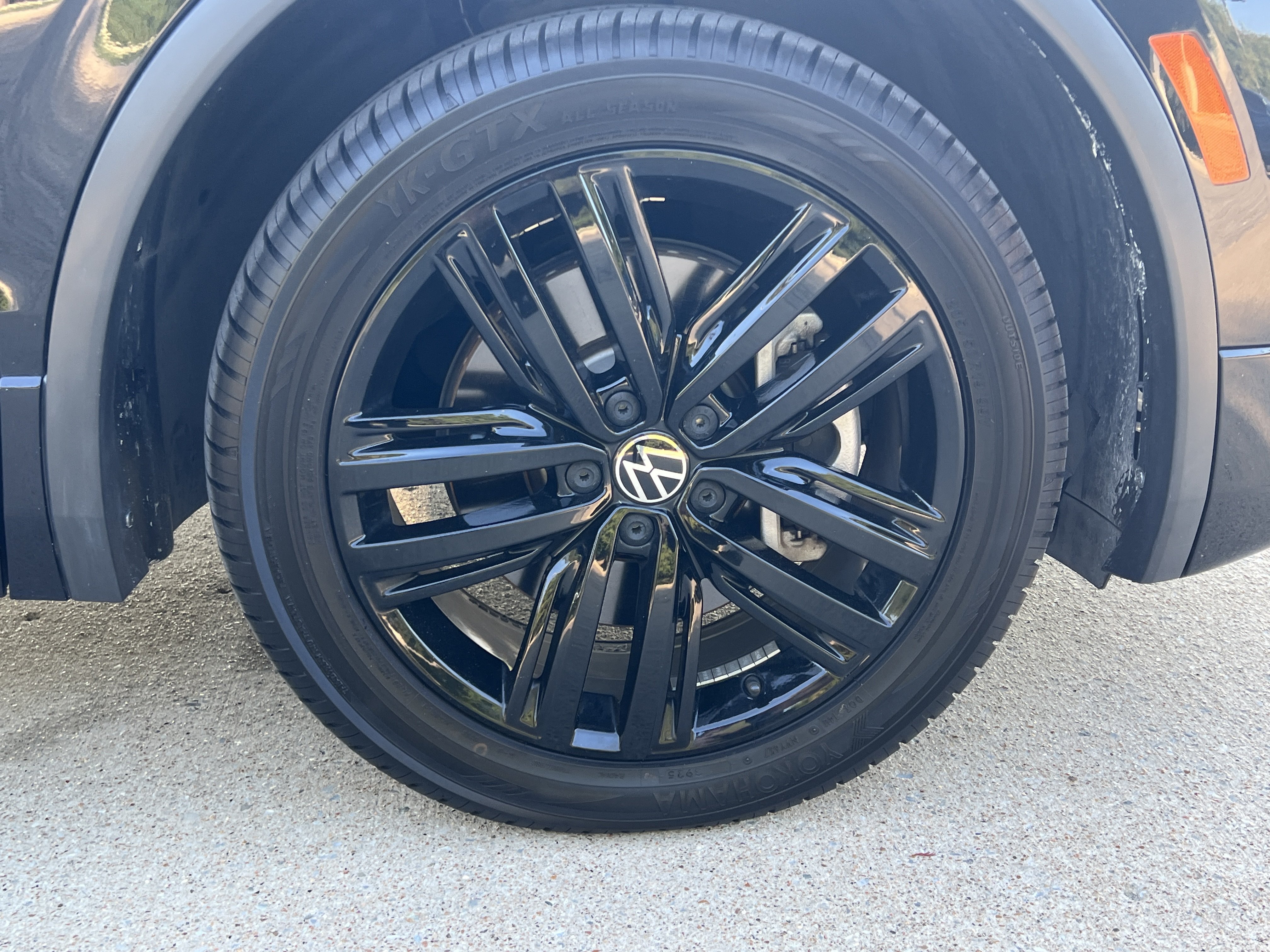 Certified 2022 Volkswagen Tiguan SE R-Line FWD image 9