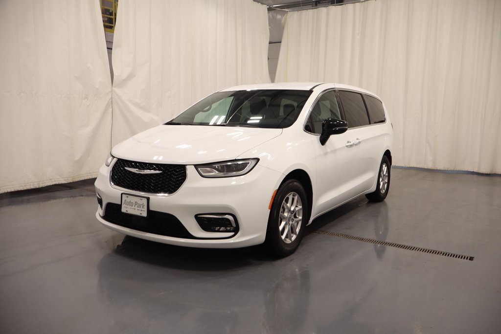 Used 2025 Chrysler Pacifica Select image 5