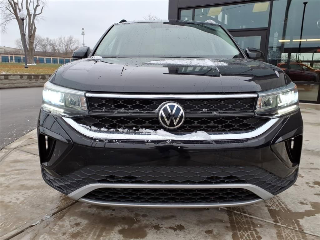 Used 2022 Volkswagen Taos SE w/ Panoramic Sunroof Package image 2