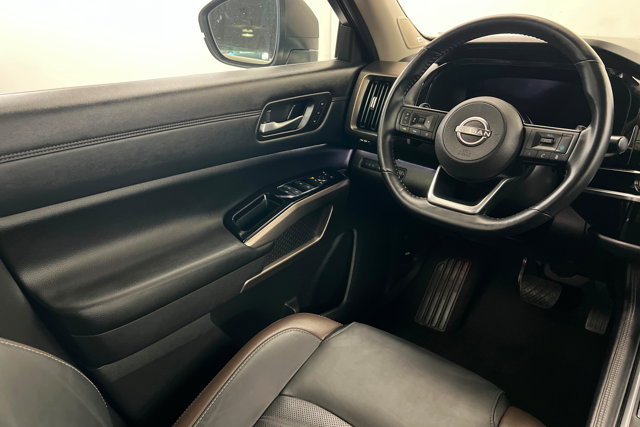 Certified 2023 Nissan Pathfinder Platinum FWD image 11