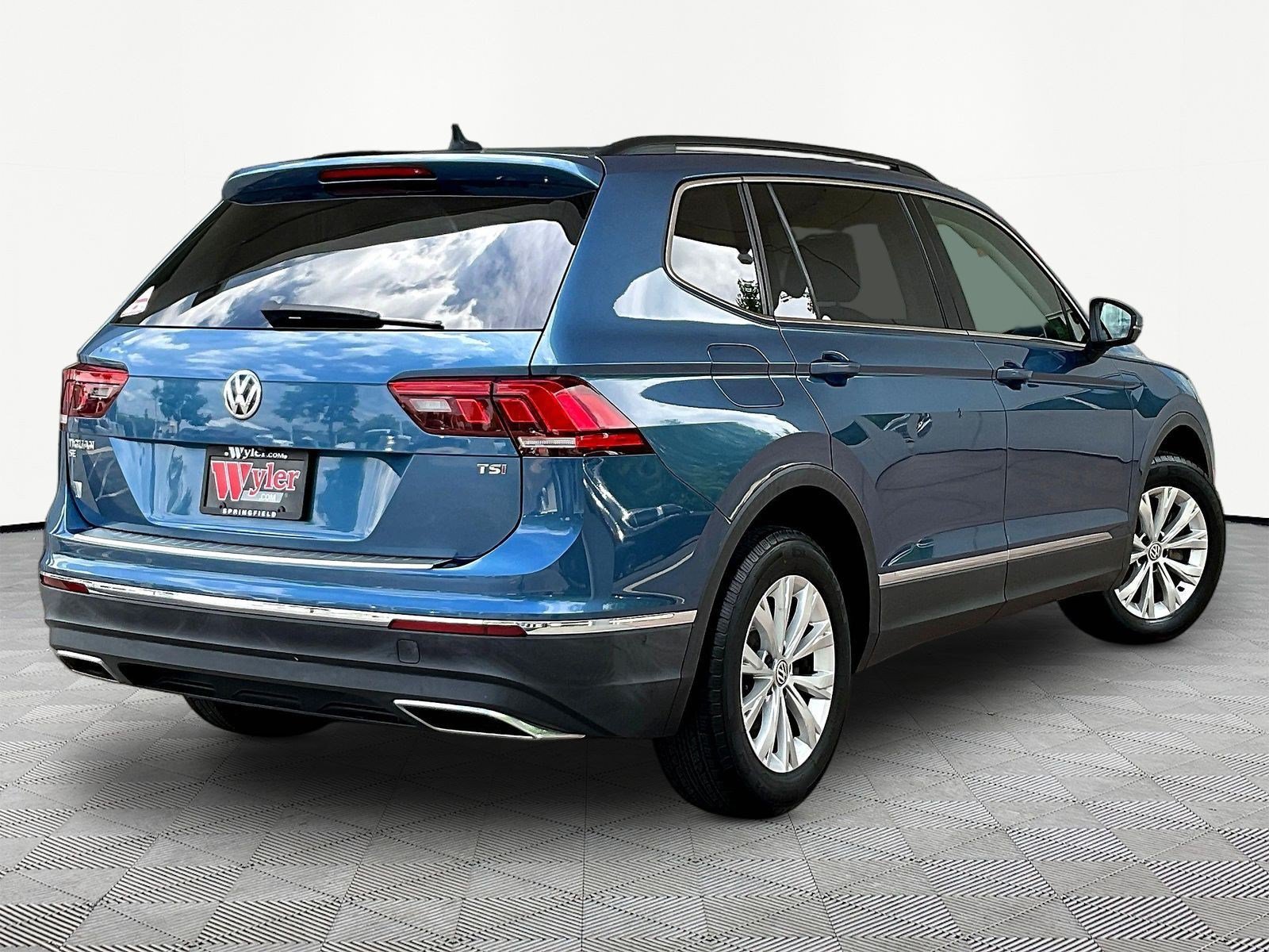 Used 2018 Volkswagen Tiguan SE w/ Panoramic Sunroof Package FWD image 6