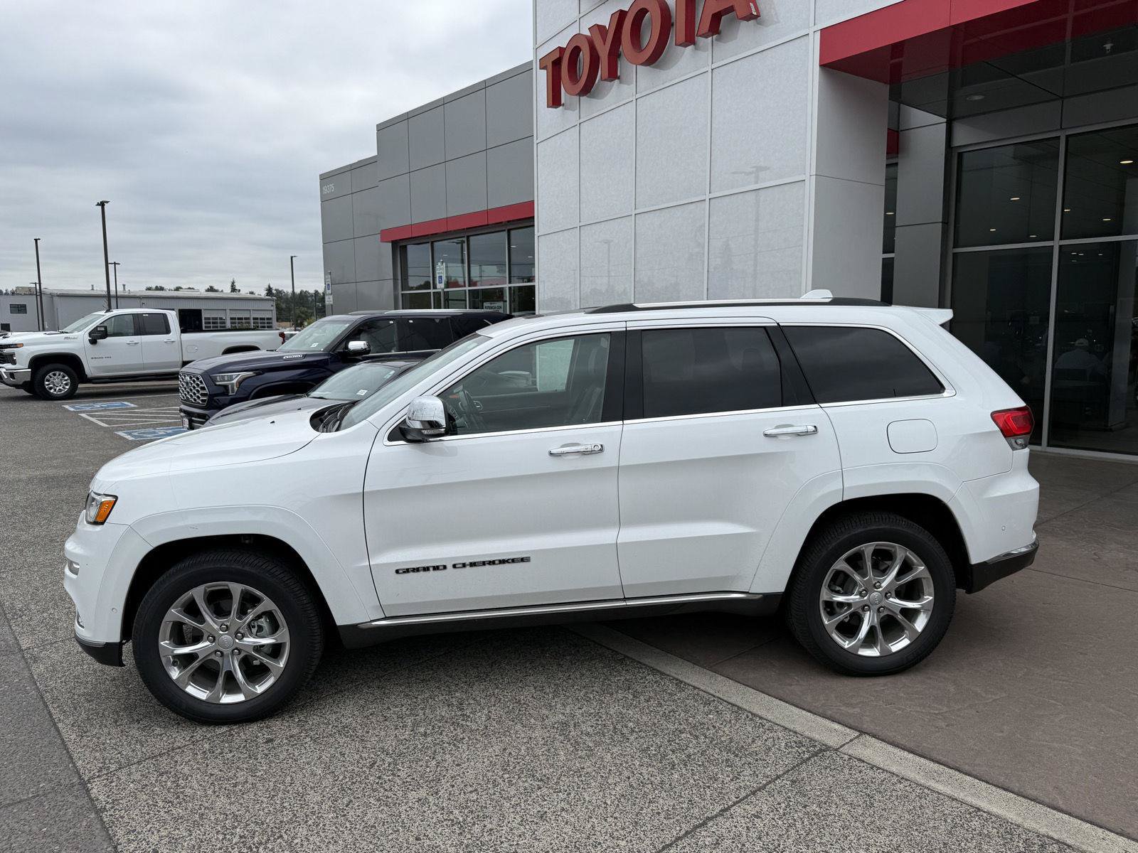 Used 2020 Jeep Grand Cherokee Summit AWD/4WD image 3