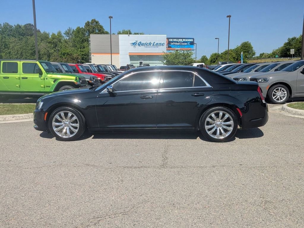 Used 2019 Chrysler 300 Touring w/ Chrome Appearance Package RWD image 2