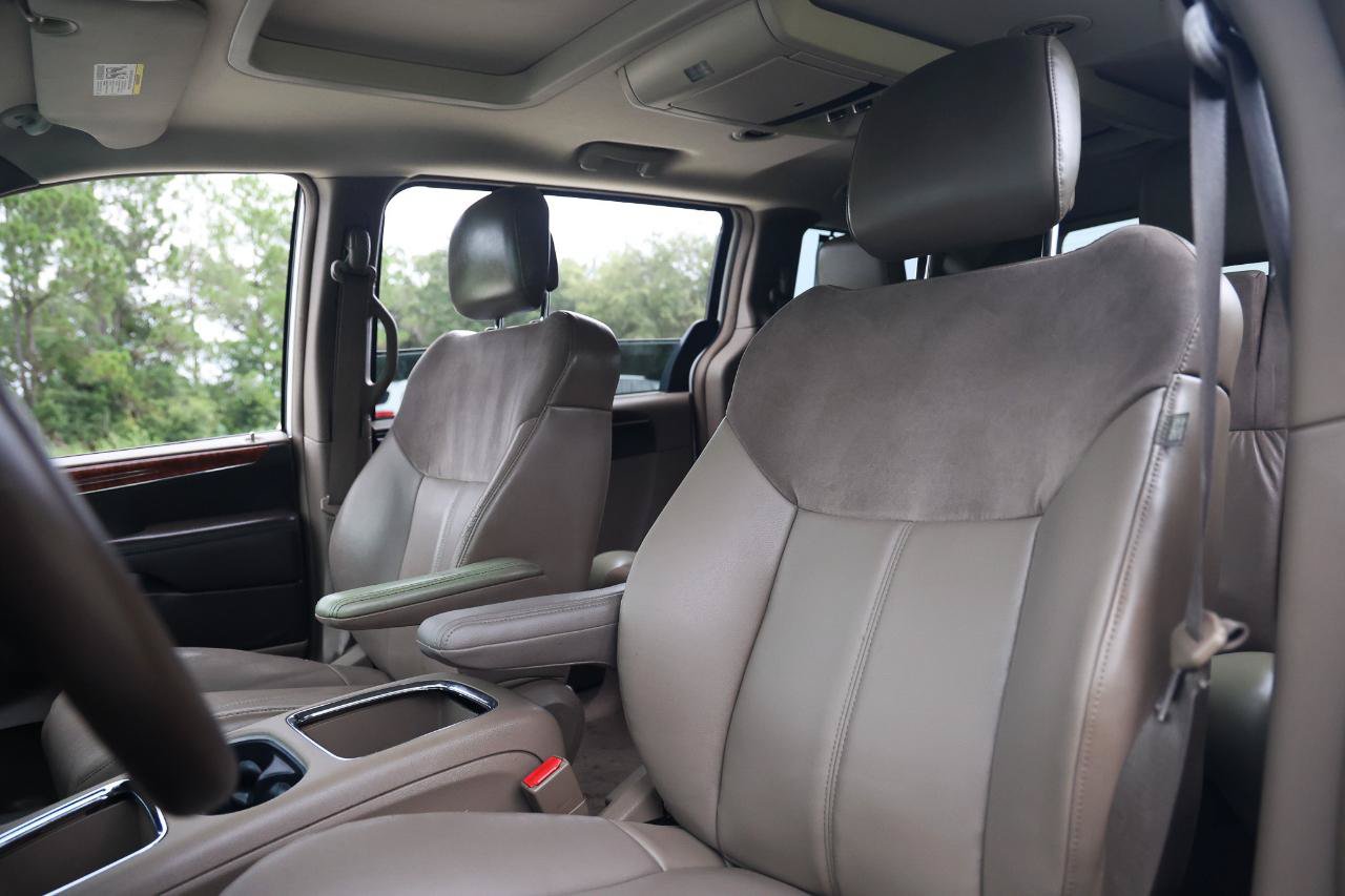 Used 2011 Chrysler Town & Country Limited w/ Trailer Tow Group FWD image 6