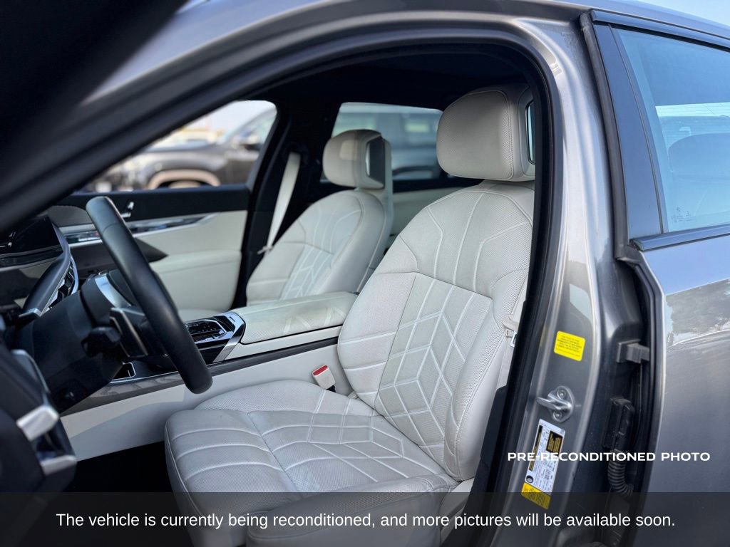 Used 2023 BMW 740i w/ Luxury Rear Seating Package RWD image 9