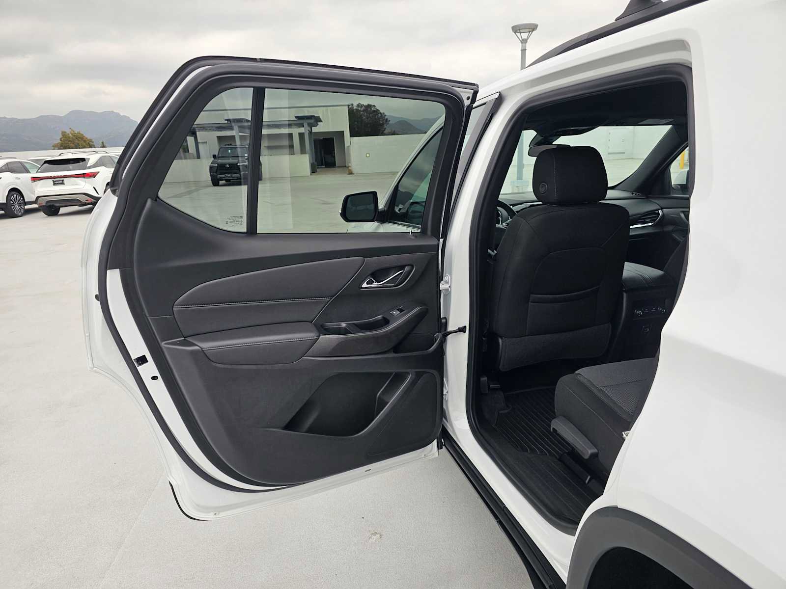 Used 2023 Chevrolet Traverse LT FWD image 17
