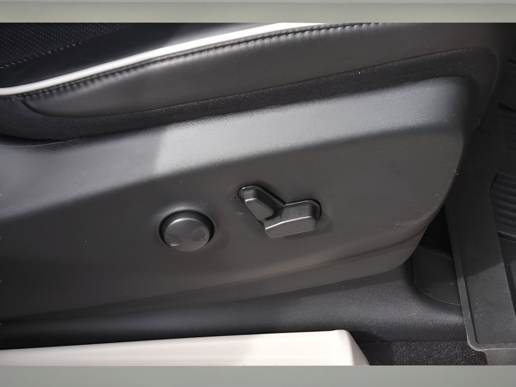 Used 2023 Chrysler Pacifica Limited w/ Uconnect Theater Family Group image 32
