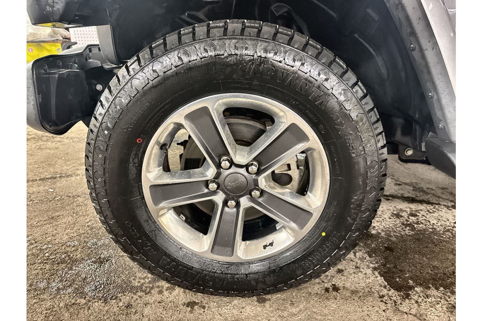 Used 2018 Jeep Wrangler Unlimited Sahara AWD/4WD image 14