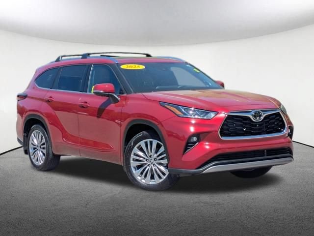 Used 2025 Toyota Highlander Platinum AWD/4WD image 2