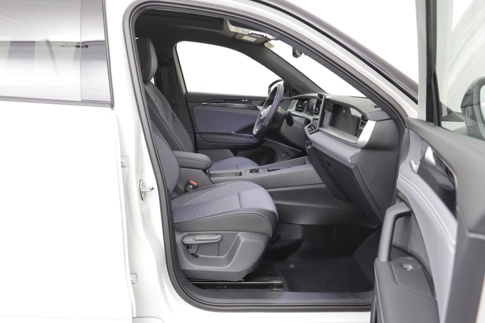 New 2026 Volkswagen Tiguan SE R-Line image 18