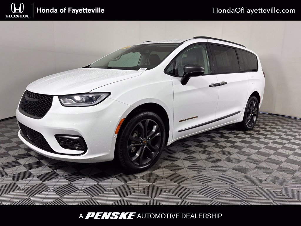 Used 2024 Chrysler Pacifica Touring-L w/ Road Tripper Package AWD/4WD image 1