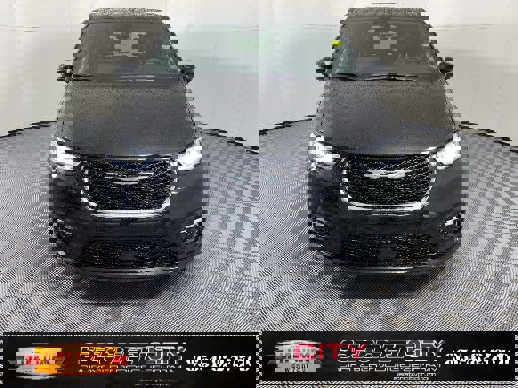 New 2026 Chrysler Pacifica Select image 2