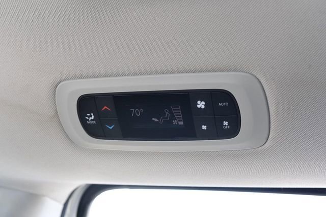 Used 2024 Chrysler Pacifica Select image 23