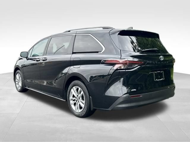 Used 2024 Toyota Sienna XLE w/ XLE Plus Package AWD/4WD image 3
