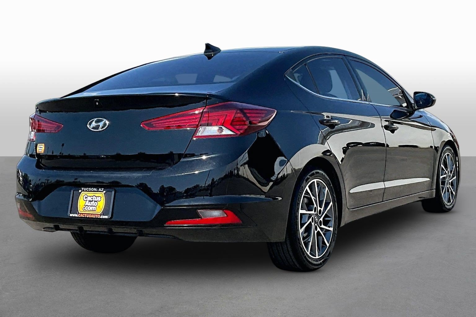 Used 2020 Hyundai Elantra Limited FWD image 2