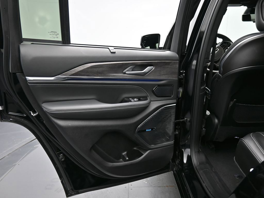 Used 2024 Jeep Grand Cherokee Overland w/ Luxury Tech Group IV image 35