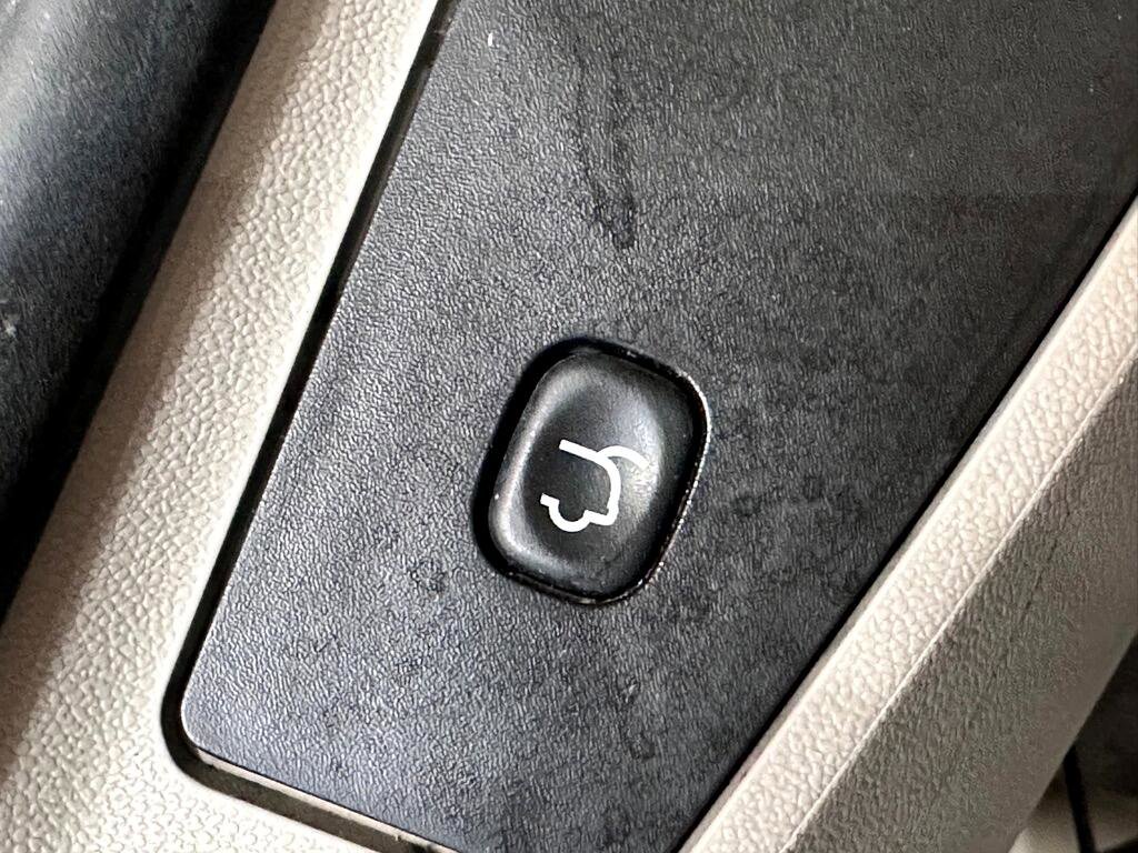 Used 2014 Chrysler Town & Country Touring image 35